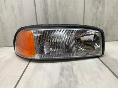 Lámpara de faro para 99-06 GMC Sierra/00-06 GMC Yukon/XL pasajero derecho Foto 1 de 4