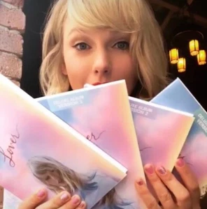 TAYLOR SWIFT 💗 Lover Deluxe CD +Diary Journal Buch Vol. 3 Limited NEU SEALED - Bild 1 von 5