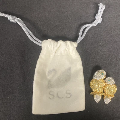 Broche SWAROVSKI Retirado Cristal Loro Dos Pájaros Tono Dorado Estrás con Bolsa Foto 1 de 4