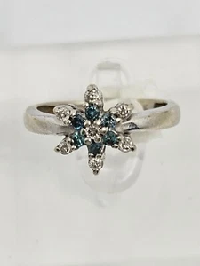 Anillo de diamantes azules y blancos de oro blanco de 9kt talla L1/2 (2,81 g) - Imagen 1 de 10