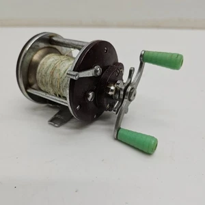 Penn Peer 103 Angelrolle Vintage Baitcaster grüne Griffe Classic Tackle - Bild 1 von 6