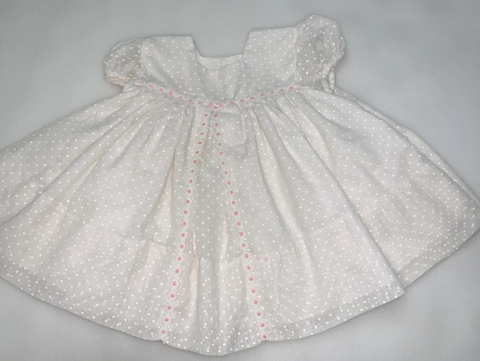 Vestido Infantil Vintage, Punto Suizo Blanco y Rosas Rosas 18m Ver Medidas Foto 1 de 4