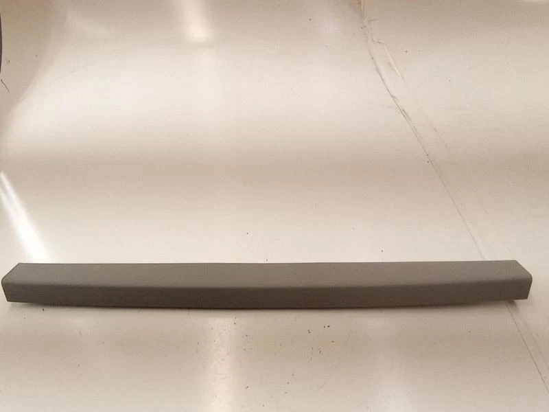 2007 HYUNDAI SANTA FE ACABAMENTO DE QUADRO DE TAMPA TRASEIRA SUPERIOR FABRICANTE DE EQUIPAMENTO ORIGINAL - Imagem 1 de 4