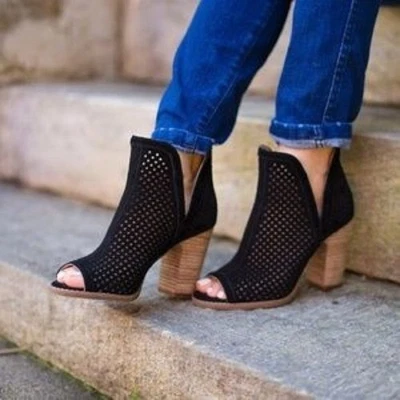 Botines Lucky Brand Larise perforados punta abierta 9 botas al tobillo de gamuza negras recortadas Foto 1 de 4