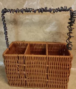 Cesto utensili da picnic vimini in plastica intrecciata diviso 3 sezioni con manico - Foto 1 di 6