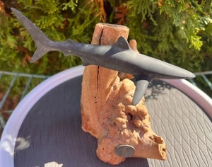 Escultura de tiburón John Perry - Resina nadar sobre madera a la deriva - Regalo decoración del océano - Imagen 1 de 5