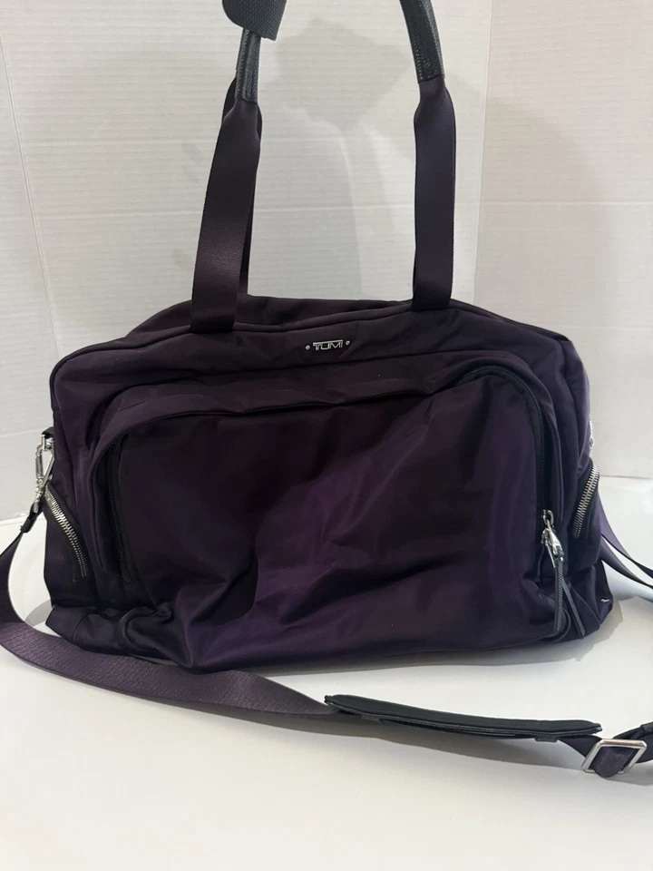 TUMI- VOYAGEUR- BOLSA TOTE MAUREN / ORIGINAL MSRP: US$ 295 roxo vibrante BlackBerry Flaw - Imagem 1 de 4