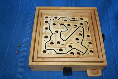Labyrinth, Holz, Geschicklichkeitsspiel, klein 20x20 cm - Bild 1 von 4