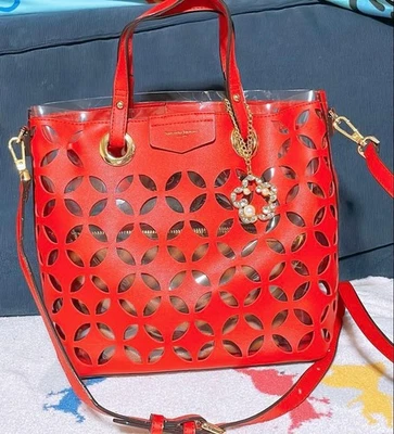 Bolso de mano y hombro Samantha Thavasa rojo recortado Foto 1 de 4