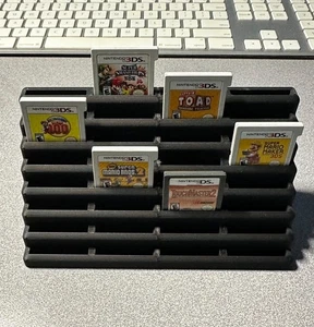 Nintendo DS y 3DS Display Stand Torre Soporte Estuche - Tiene capacidad para 32 juegos - Imagen 1 de 2