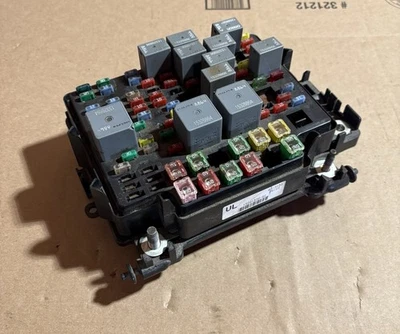 Cadillac Escalade 2004 bahía de motor panel de caja de fusibles OEM 15201930-02 6,0 L L LQ9 V8 Foto 1 de 4