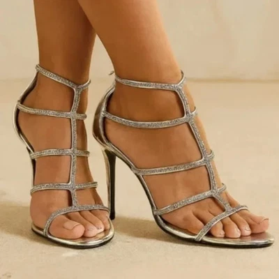 NUEVO CON ETIQUETAS Material Niña Raissa Puntera Abierta Tirantes Adornado Tacones de Aguja Plateados 8.5 Foto 1 de 4