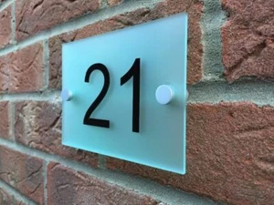 MODERN DOOR NUMBER PLAQUE HOUSE SIGN PLAQUE DOOR NUMBER FROSTED GLASS ACRYLIC - Picture 1 of 2