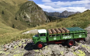 Camion d'epoca MERCEDES BENZ L328 / L911 BIRRA FORST - 1961 Die Cast Model 1/43 - Foto 1 di 22