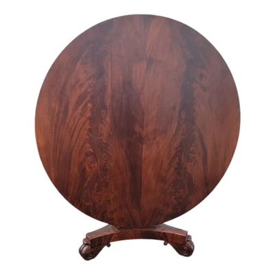 Антикварный американский круглый обеденный стол 19 века из красного дерева с наклонным верхом и элегантным резным основанием - Изображение 1 из 4