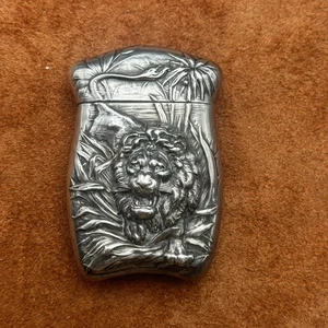 ANTIKER STERLING REPOUSSÉ STREICHHOLZ SAFE - UMHERSTREIFENDER LÖWE IM DSCHUNGEL - Bild 1 von 10