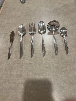 Винтажная посеребренная посуда Oneida Community Tudor с розовым узором 6 сервировочных предметов - Изображение 1 из 3