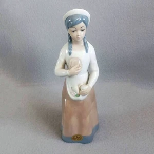 Casades Mädchen trägt Brot & Obst Porzellan Figur Made in Spain 9" groß - Bild 1 von 3