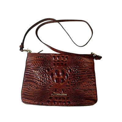 Bolso Bandolera Brahmin Rojo Cocodrilo Cuero Repujado con Bolsillo Magnético Foto 1 de 4