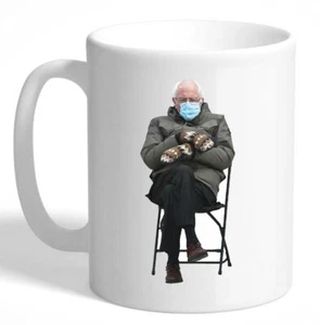 Bernie Sanders Fäustlinge sitzend im Stuhl Meme Einweihung Keramik Kaffeebecher - Bild 1 von 1