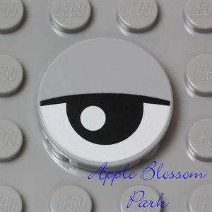 NUEVO Lego Minifigura Grande Ojo de Monstruo - 2x2 Gris Azulejo Redondo Animal Negro con Tapa de Ojo - Imagen 1 de 3