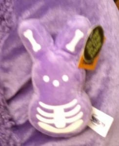 NUEVO CON ETIQUETAS Peeps Halloween ESQUELETO PÚRPURA conejito peluche brilla en la oscuridad ~ 5,5” - Imagen 1 de 2
