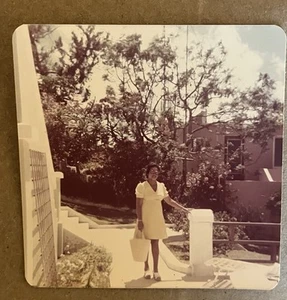 PHOTO ANCIENNE TROUVÉE Femme en robe jaune posant - Photo 1/3