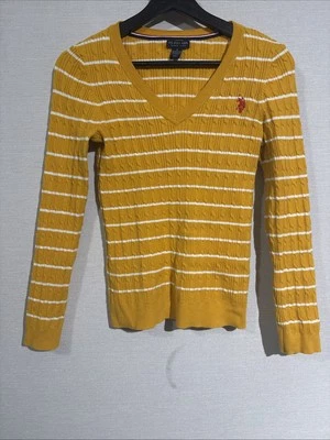 Suéter para mujer U.S. Polo Assn tejido cuello en V pequeño amarillo y blanco a rayas Foto 1 de 4