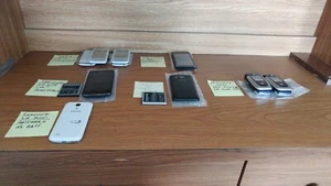 Lot of 8 Cell/Smartphones Samsing Sony Nokia Motorola Locked for Parts - Zdjęcie 1 z 16