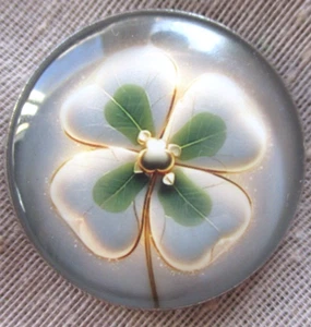 GLASS DOME PIC BUTTON - PRETTY SHAMROCK OUTLINED IN GOLD ST PATRICK'S DAY 30mm - Picture 1 of 3