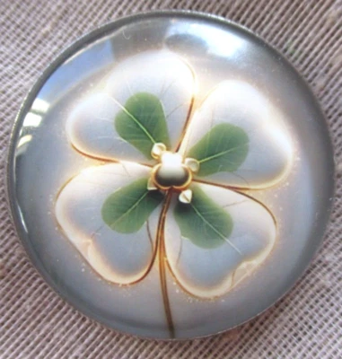 BOTÓN FOTO CÚPULA CRISTAL - BONITO TRÉBOL DELINEADO EN ORO DÍA DE SAN PATRICIO 30mm Foto 1 de 3