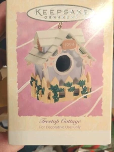 Hallmark Keepsake 1994 copa de árbol cabaña casa de pájaros adorno fechado nuevo en caja nuevo en caja - Imagen 1 de 2