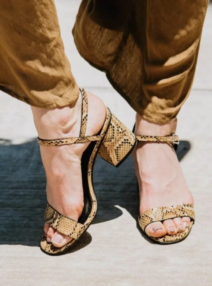 Sandalias Free People Liv Tacón Bloque Tostado Serpiente Talla 7.5 Pitón Marrón Y Correa Negra Foto 1 de 4