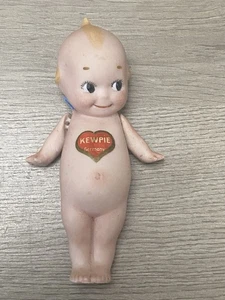 Pegatina corazón bisque Kewpie muñeca 4,5 pulgadas alas azules firmada con brazos - Imagen 1 de 8