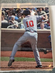 CHIPPER JONES SIGNED AUTOGRAPHED 8X10 BRAVES LEGEND HOF 2018 1999 NL MVP #1 PICK - Picture 1 of 4