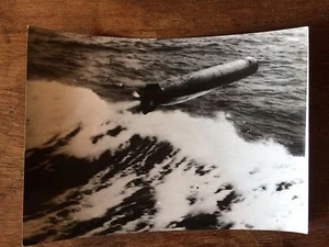 P1/ PHOTOGRAPHIE de PRESSE ARGENTIQUE "UNE TORPILLE EN ACTION" - MARINE - Picture 1 of 2