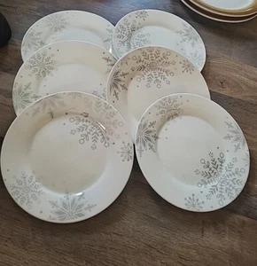 Lote de 6 nuevos platos laterales de ensalada de Navidad blancos copos de nieve Royal Norfolk plateados - Imagen 1 de 4