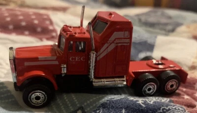 Remolque tractor convencional Kenworth rojo CEC cabina coche de juguete transportador de vehículos de colección Foto 1 de 4