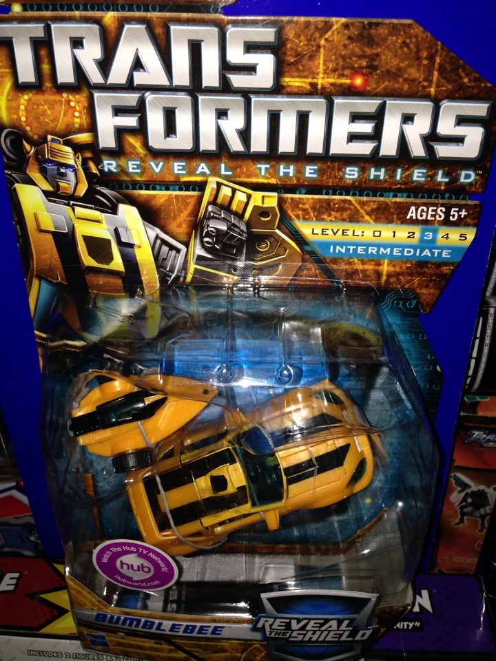 Transformers Universe Classics G1 Reveal The Shield Bumblebee Generations - Image 1 of 1