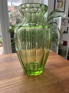Antike 33,5 cm große grüne schwere Kristallvase. Moser Zugeschrieben. - Bild 1 von 6