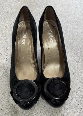 Zapato de corte Gabor negro de gamuza de tacón medio con detalles de hebilla Reino Unido 3 Foto 1 de 4