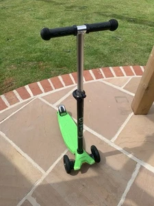 Maxi Micro Deluxe Scooter - drei Räder - limettengrün - neue Griffgriffe - sehr guter Zustand - Bild 1 von 18