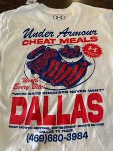 NUEVO CON ETIQUETAS Para hombres Marca Under Armour Cheat Meal Dallas "BBQ" Vale Cada Bocado Mediano - Imagen 1 de 5