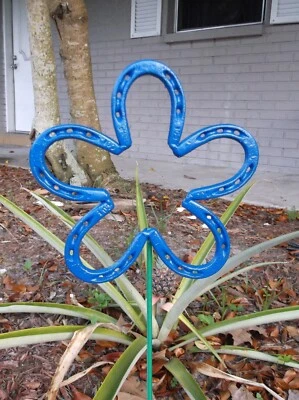 Flor de herradura azul, estaca de jardín de metal, arte de patio de primavera, herradura de la suerte Foto 1 de 4