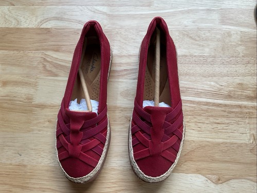 Scarpe slip on Clarks Collection Elaina petalo rosso scamosciato taglia 5 1 2 nuove con scatola strappata