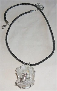 Sterling silver frog on crystallized mineral rock pad pendant, 1960s vintage - Picture 1 of 2