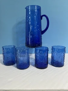 Set vintage di 5 bicchieri blu cobalto ~ brocca limoni in rilievo uva frutta - Foto 1 di 18