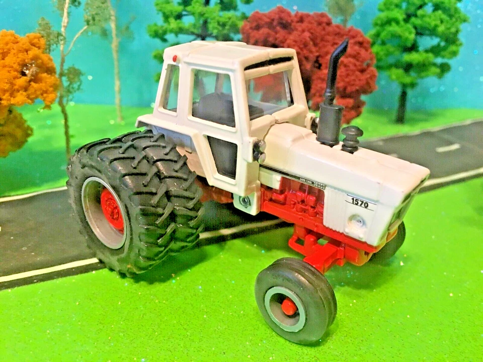Case Agriculture, Tractor Modelo 1570, Doble, Réplica de Metal Fundido a Presión 1/64, ERTL Foto 1 de 1