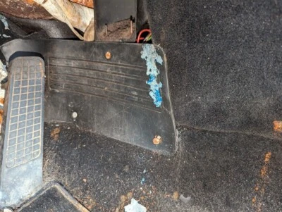 Porsche 1981 928 debajo del tablero lado del conductor pie pozo pedal de gasolina cubierta OEM Foto 1 de 2