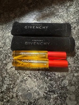 Cartera spray Amarige by Givenchy 0,26 oz EDT con bolsas de terciopelo - 2 TOTALES Foto 1 de 3